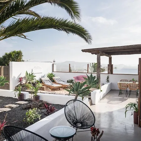 Апартаменты Casa Botanica - Island Location - 10 Mins Drive To Famara And La Santa Тао
